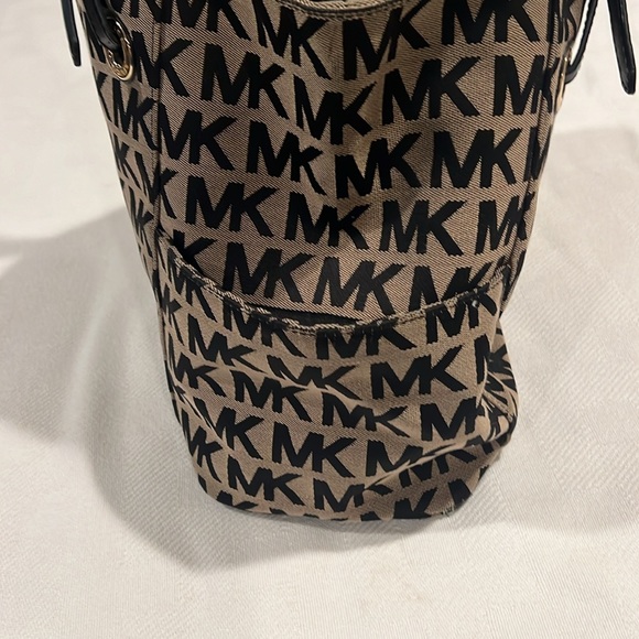 Michael Kors creme/ blk pocket book - Picture 3 of 7